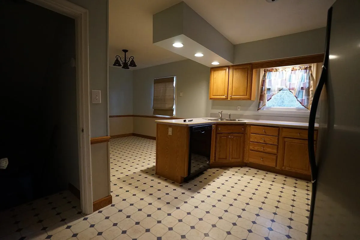 Guilford Road, Rockford — Photo 1
