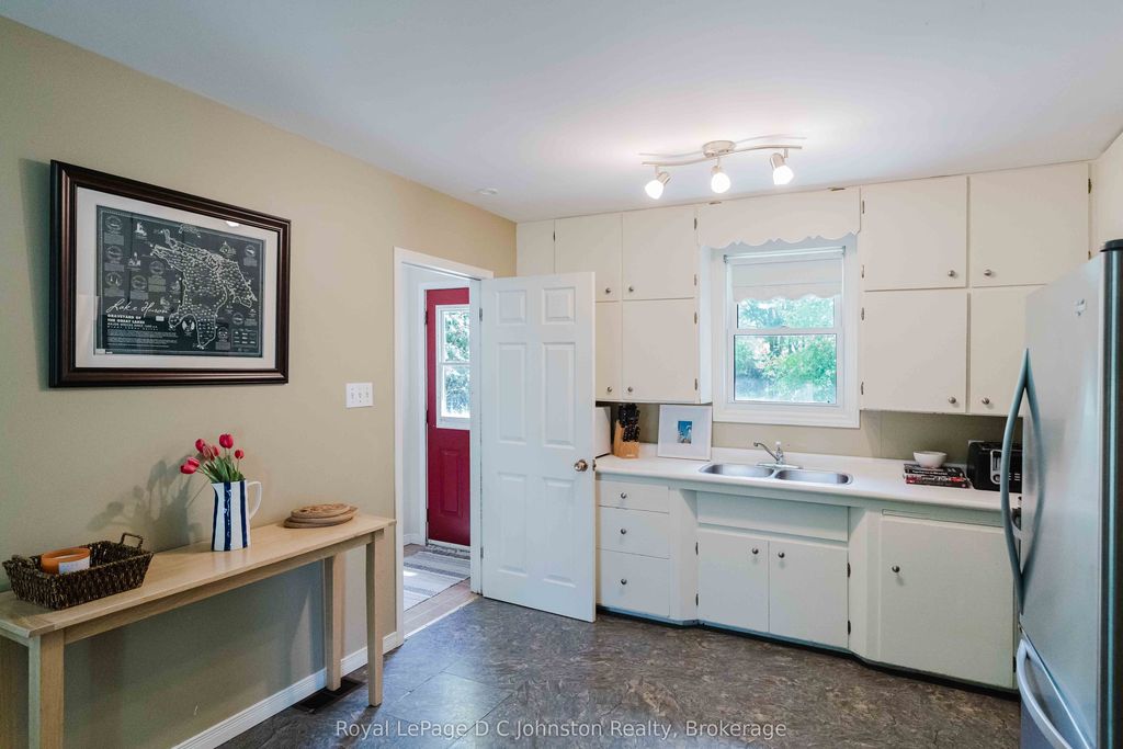 561 Wellington St, Saugeen Shores, ON - More
