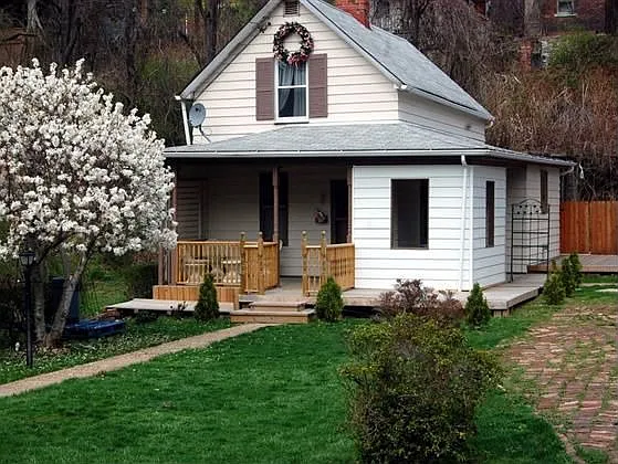 2309 Manor Ave photo 1
