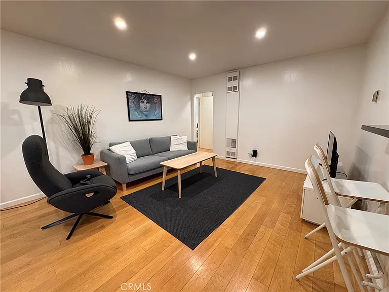 1114 6th St #9 — Photo 3