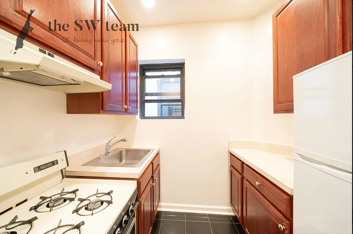 Building Photo - 139 W 80th St #4B