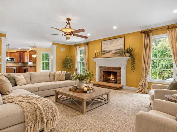 3 Trappers Path, Lakeville, MA 02347