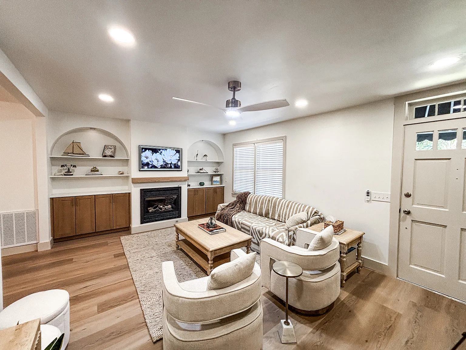 945 Cottingham Dr — Photo 3