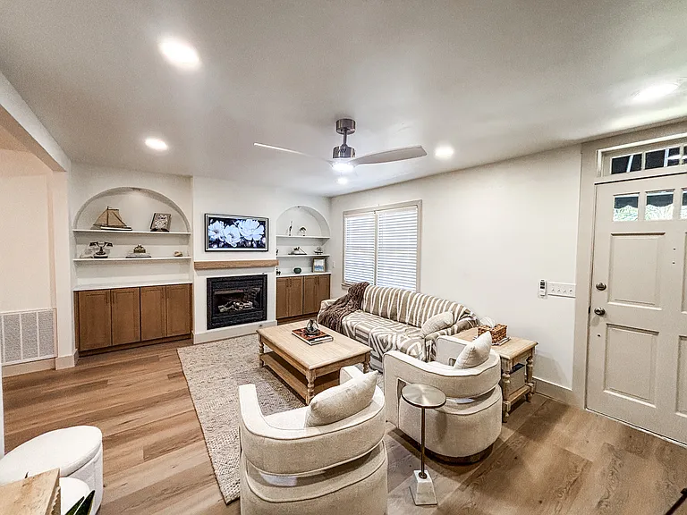 945 Cottingham Dr — Photo 3