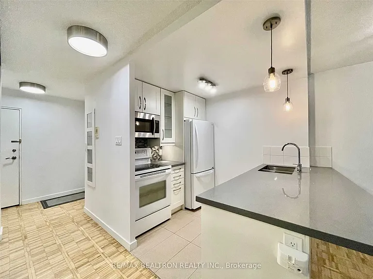 22 Shallmar Blvd #206 — Photo 6