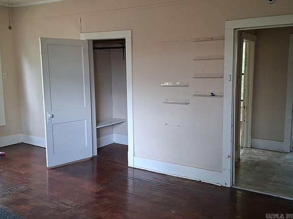 3rd image of 977 Lyons Ln