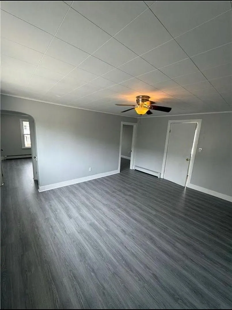 Charming 2BR Duplex in Kingston 2nd floor — Photo 3