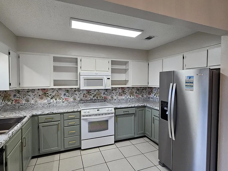 2219 Calle De Cantabria — Photo 11