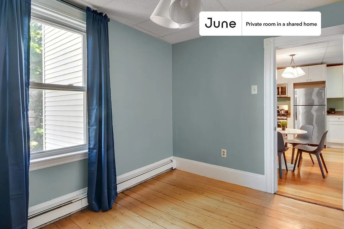 Full bedroom in 4 bed/1 bath home in Polish Triangle #745 A — Photo 2