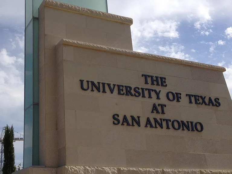 Conveniently located just 1.5 miles from UTSA Downtown Campus - perfect for students and faculty! (UTSA Image credit: Drdak)