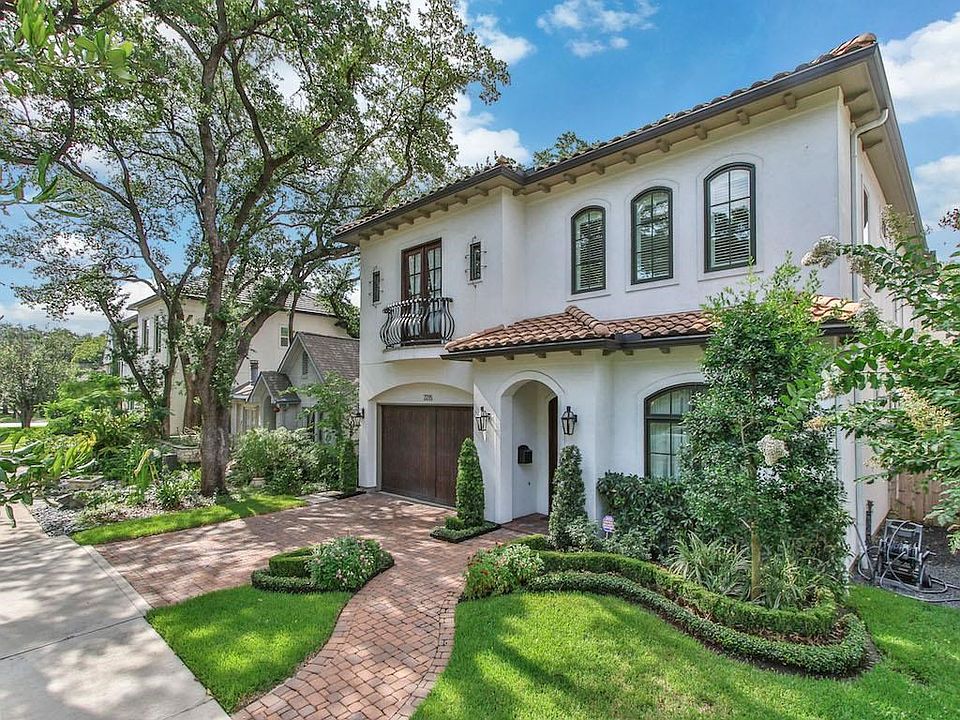Desirable Upper Kirby location with fantastic curb appeal close to everything.