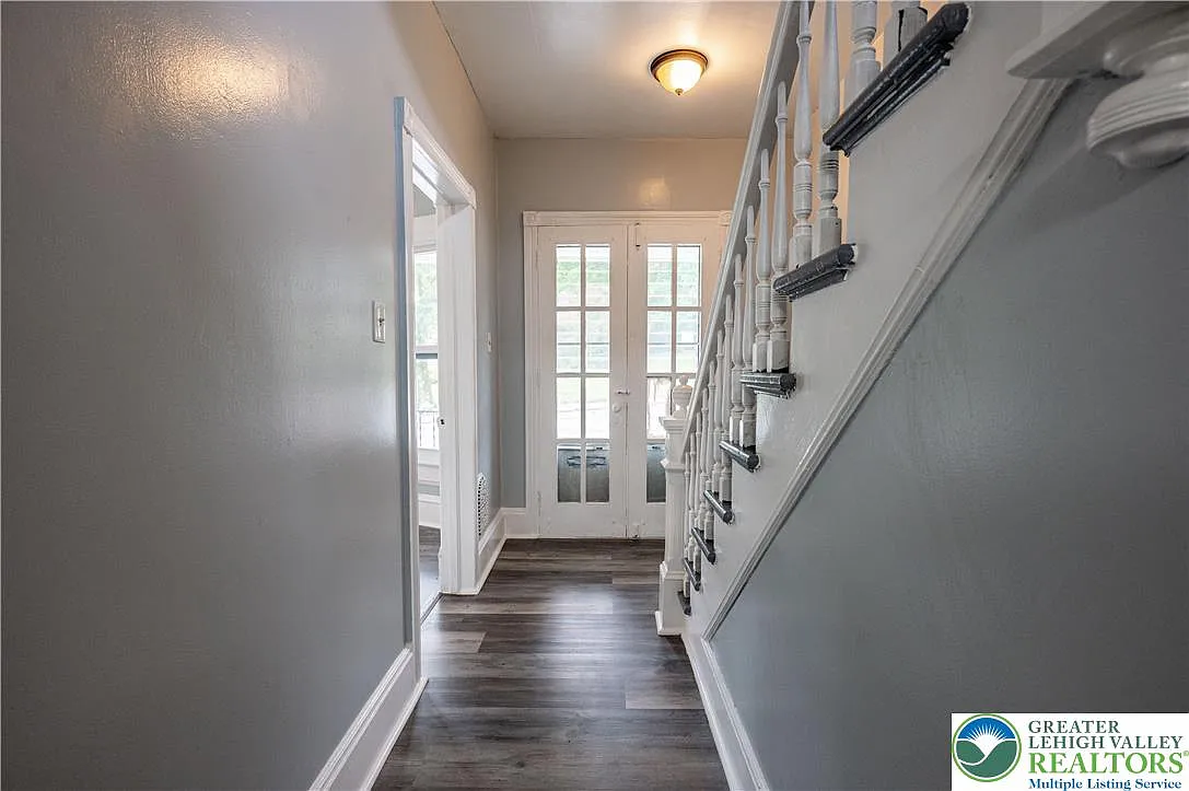 4 bed, 1.5 bath, 1802 sqft, $2,400 — Photo 2
