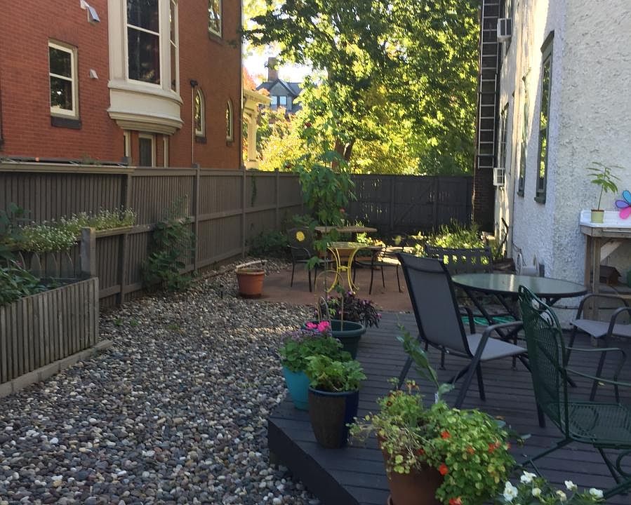 Nice side yard with more patio space