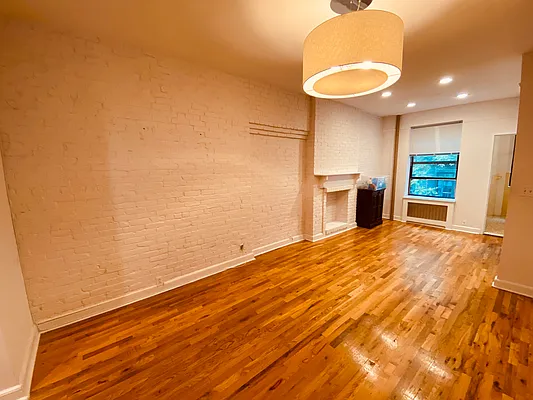 Rented by Metropolis Real Estate of Manhattan | media 2
