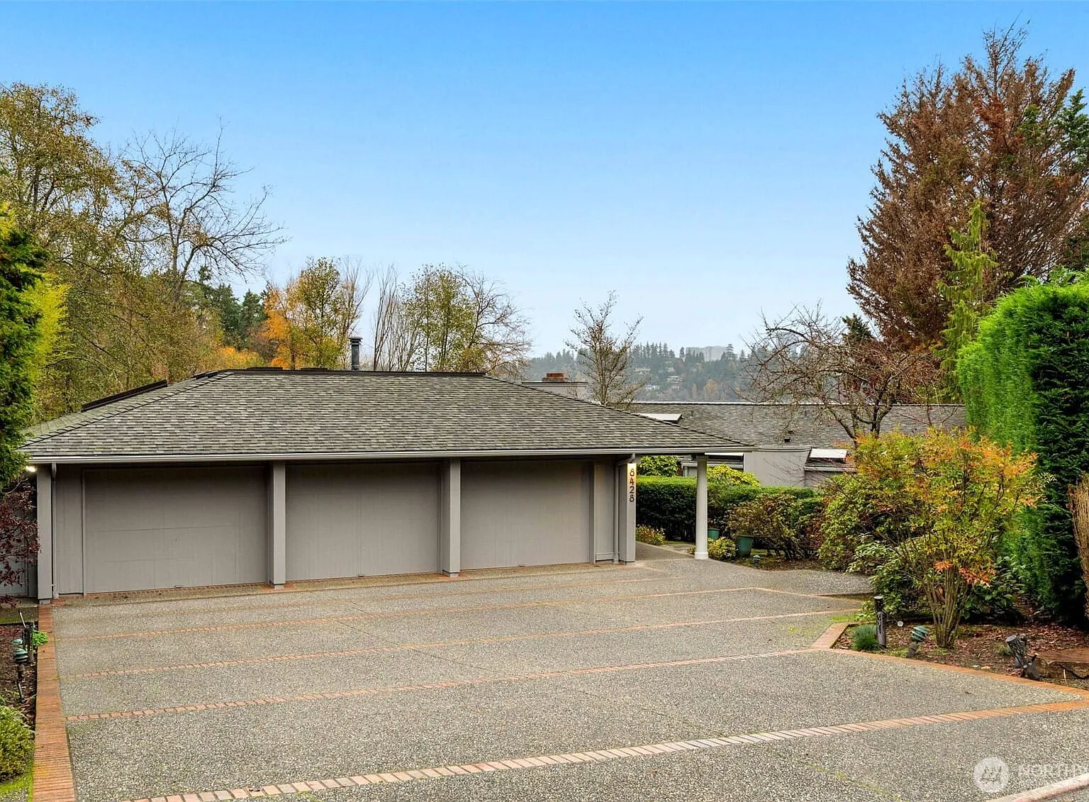 4 bed, 2.5 bath, 3900 sqft, $15,000 — Photo 2