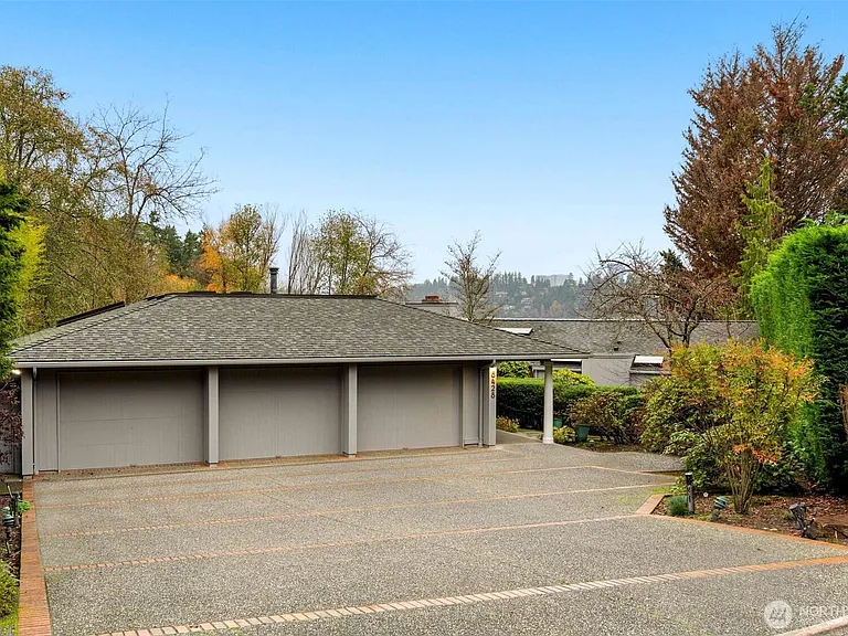 8428 N Mercer Way — Photo 2