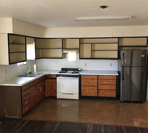3rd image of 822 N Stewart Ave