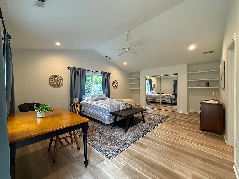 111 Oakcrest Ct — Photo 2
