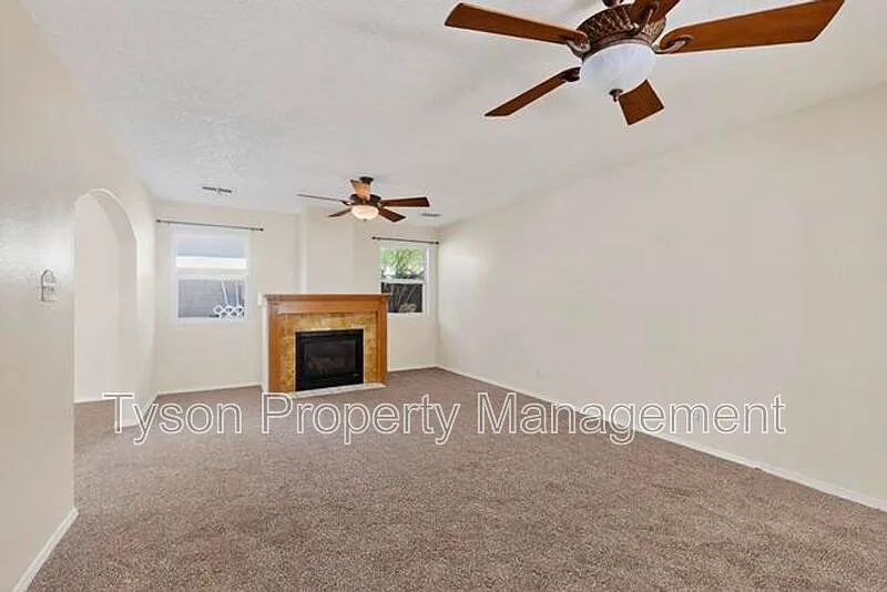 3 bed, 2.0 bath, 1412 sqft, $1,895 — Photo 2