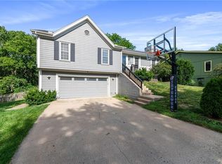 927 E Oakview St, Olathe, KS 66061