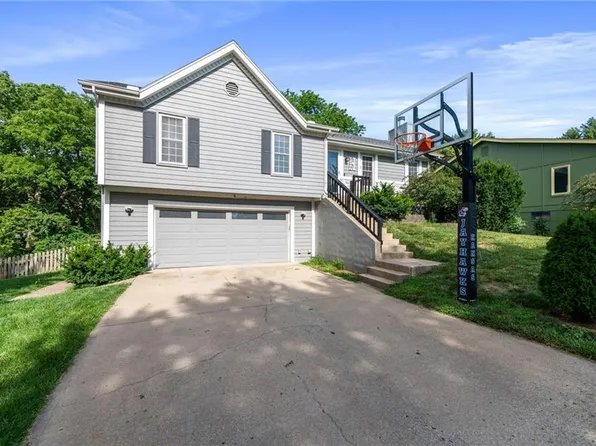927 E Oakview St, Olathe, KS 66061