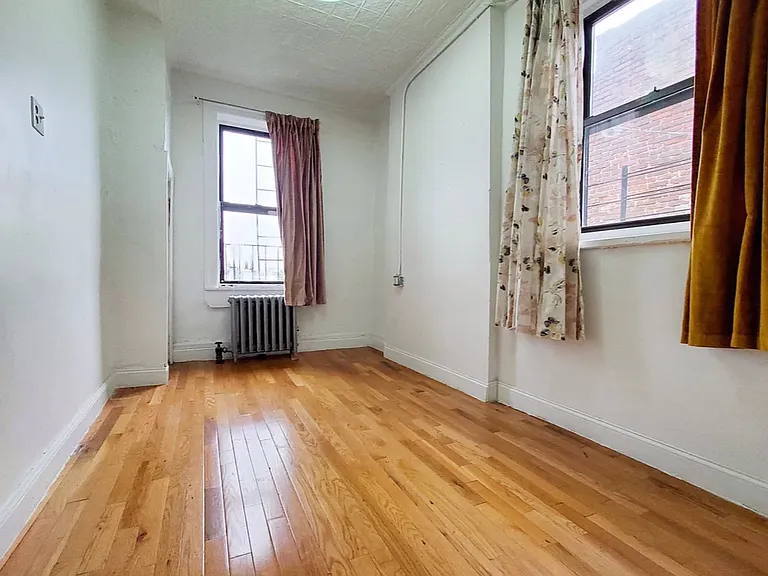 250 Stockholm St #4L — Photo 7