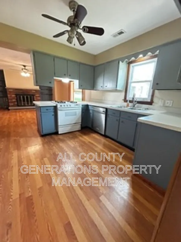 3 bed, 3.0 bath, 3390 sqft, $2,999 — Photo 4