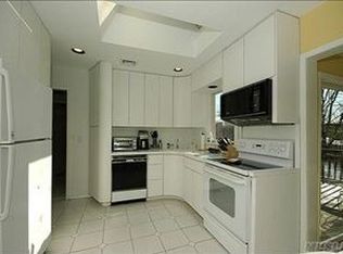 35 Cloverfield Rd S, Valley Stream, NY 11581