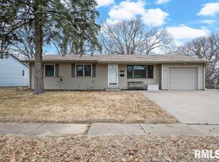 810 12th St, Silvis, IL 61282