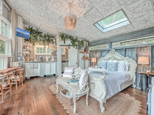 6555 Maybank Hwy, Wadmalaw Island, SC 29487