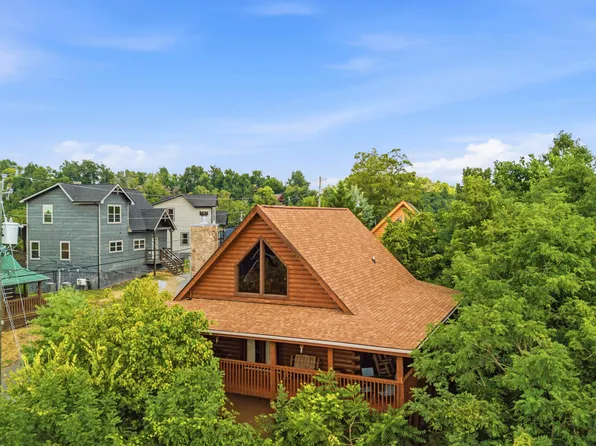 2048 Eagle Feather Dr, Sevierville, TN 37876