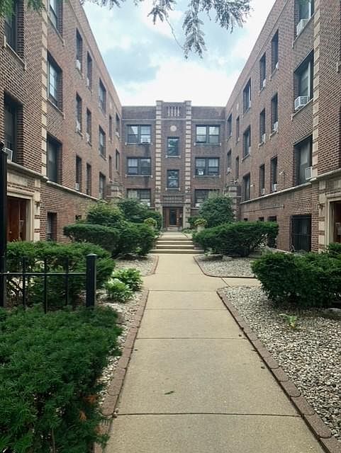 1st image of 925 W Oakdale Ave APT 3E
