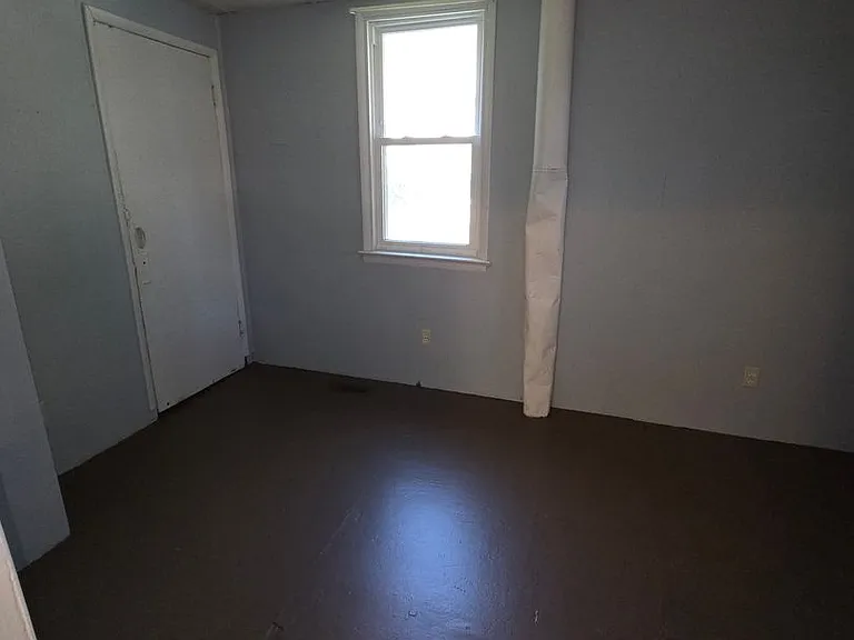 738 E 8th St — Photo 12