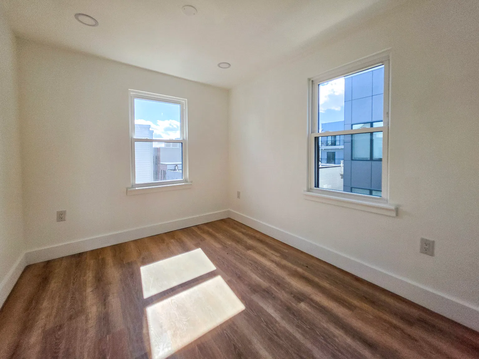 2424 W Thompson St — Photo 4