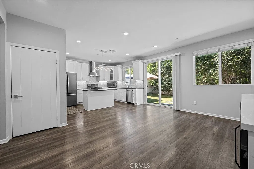 5 bed, 2247 sqft, $5,500 — Photo 2