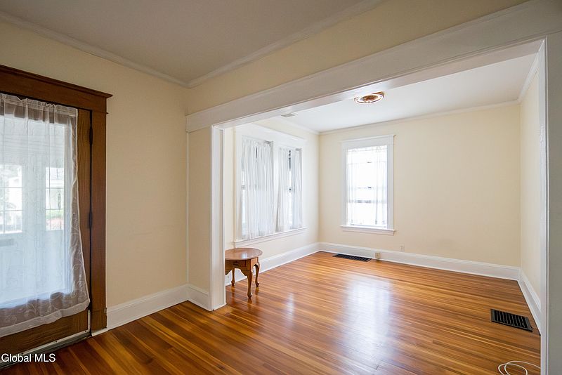 4th image of 4 Frost Place