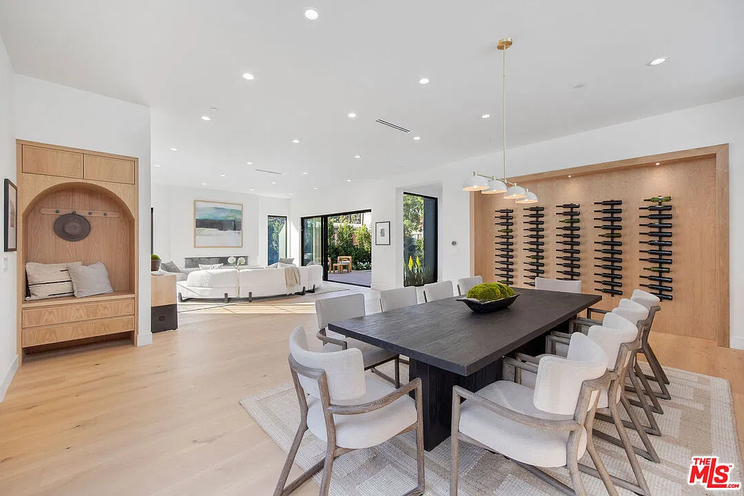 5 bed, 4.5 bath, 3817 sqft, $25,000 — Photo 4