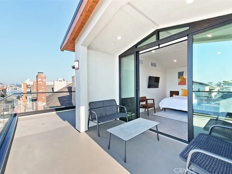 500 E Balboa Blvd — Photo 11