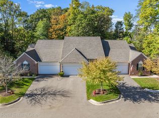 122 Pondview Ct, Brighton, MI 48116