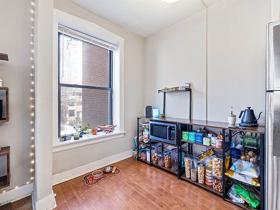 5th image of 725 W Sheridan Rd APT 301