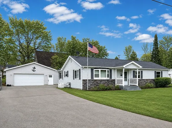 109 Flora Ave, Houghton Lake, MI 48629