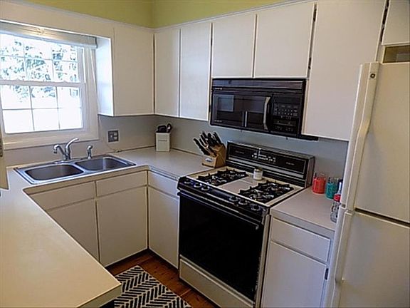 4th image of 1030 Walwood Dr NE
