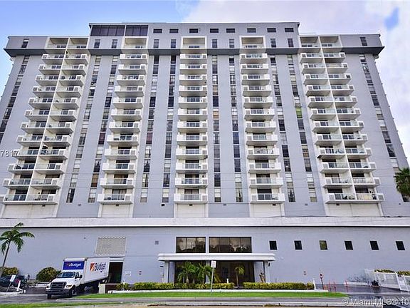 5th image of 13499 Biscayne Blvd APT 907