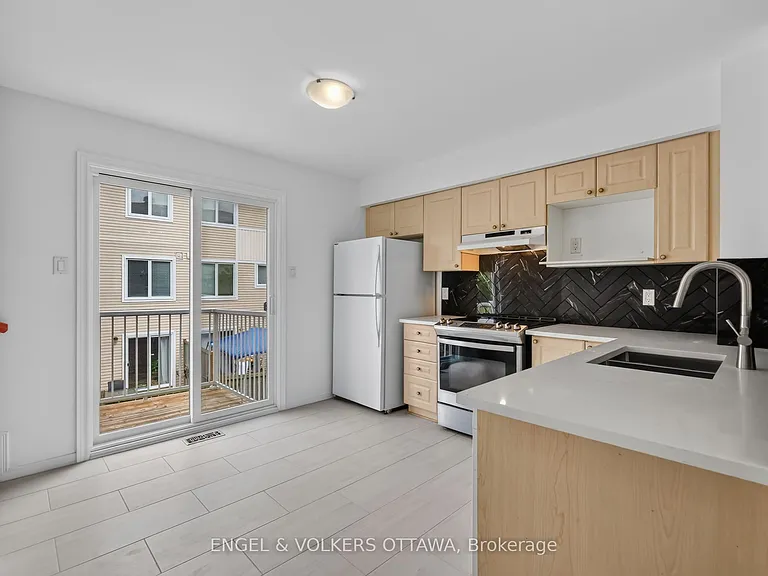 104 Manhattan Cres — Photo 5