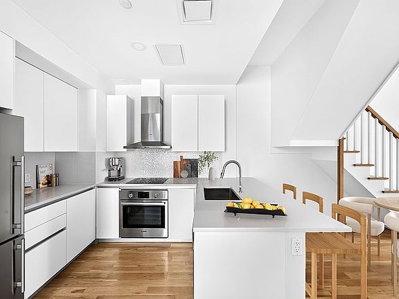 4th image of 48 Allen St #Penthouse