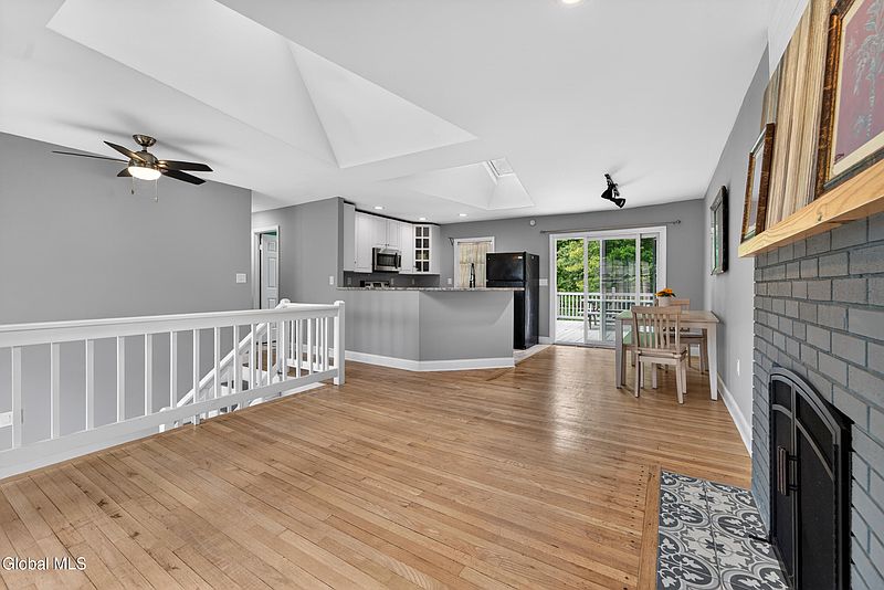 4th image of 5 White Pine Lane