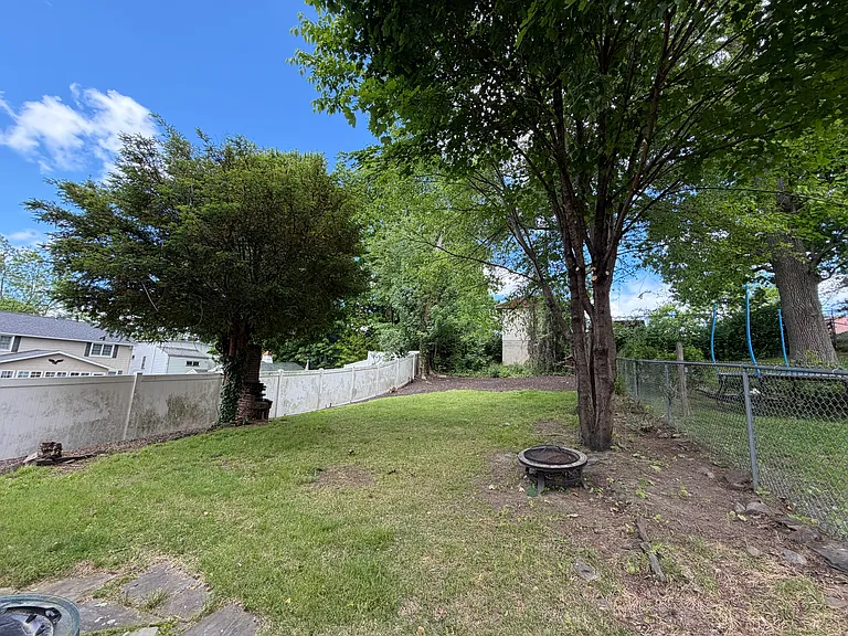 1517 Quincy Ave — Photo 16