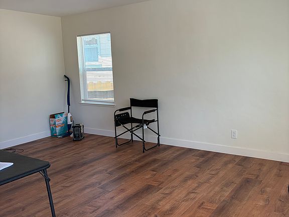 3rd image of 1033 Everett St