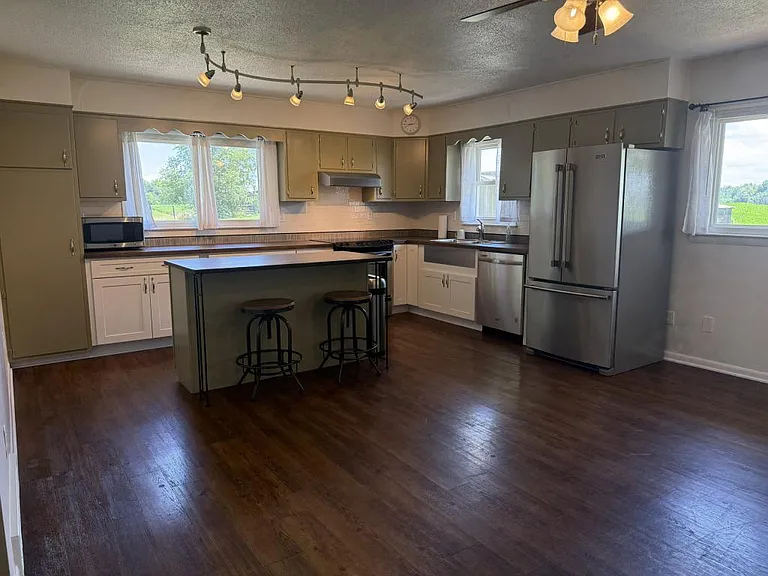 589 Thomas Rd — Photo 2
