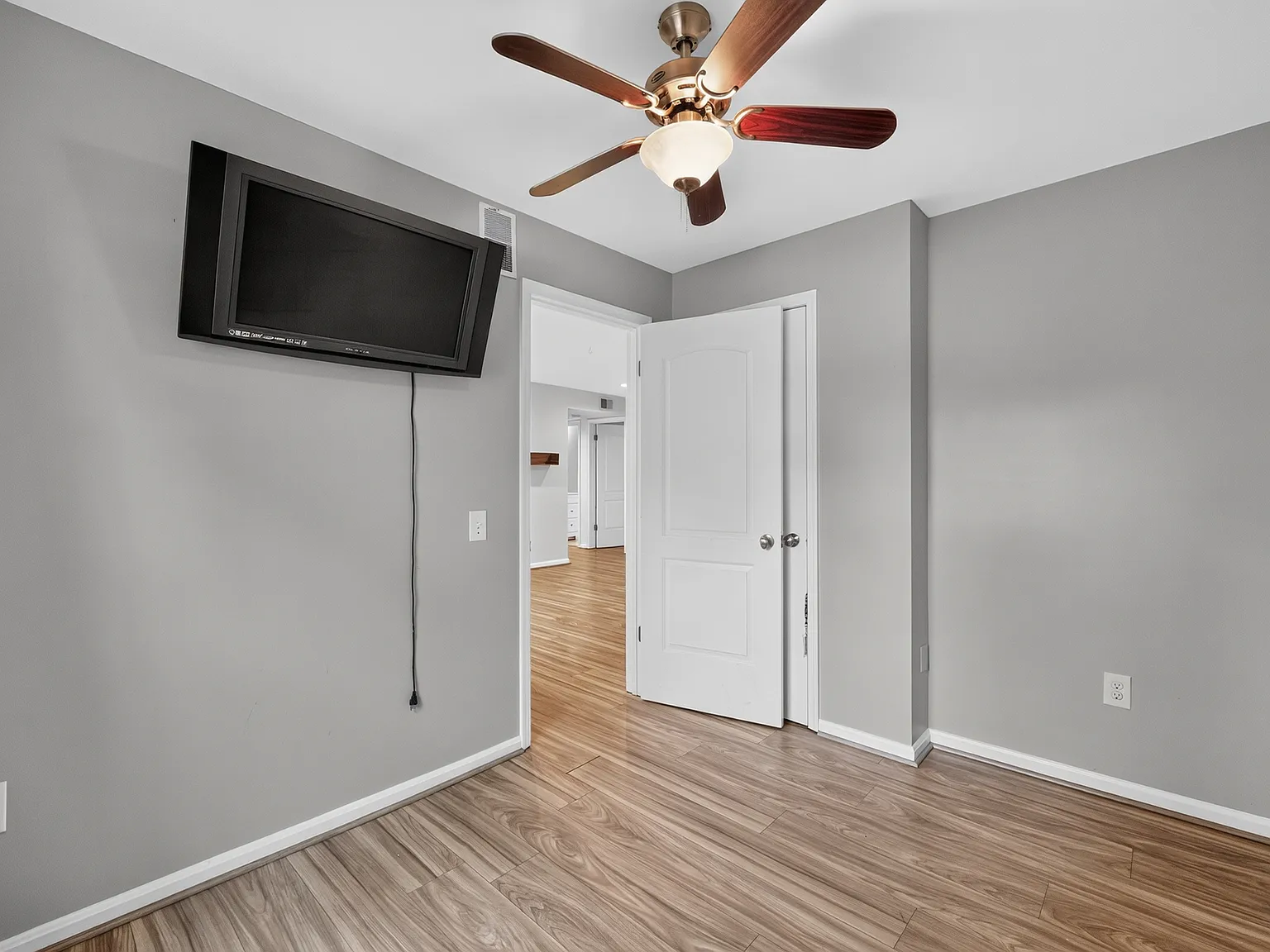 2 bed, 855 sqft, $2,350 — Photo 3